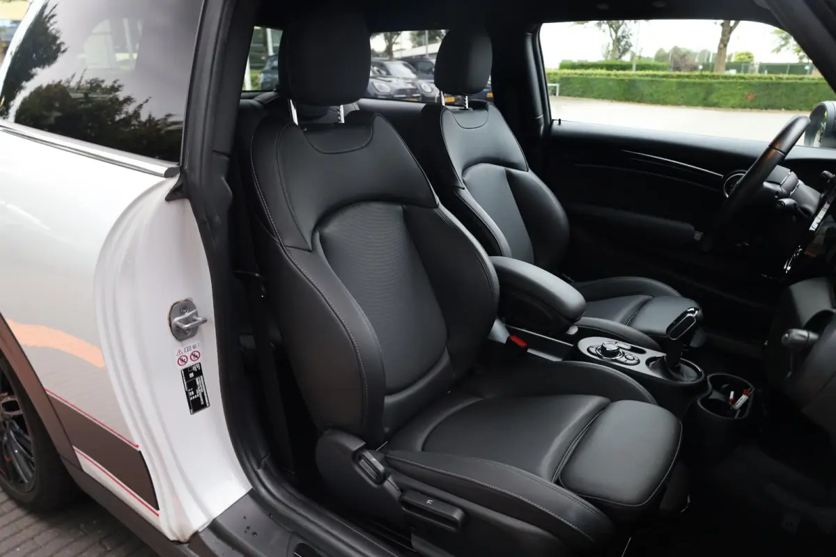| Leder | Stoelverwarming | Parkeersensoren | Climate Control | Navigatiesysteem