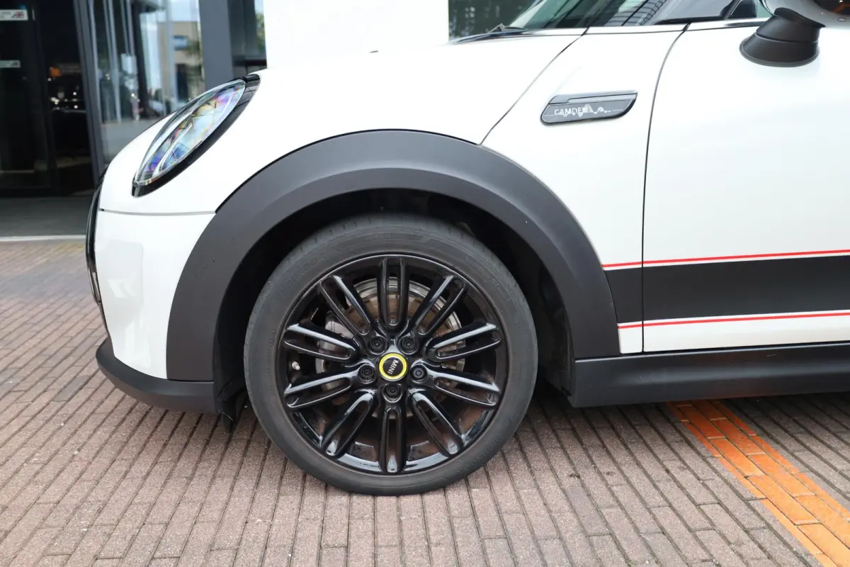 | Leder | Stoelverwarming | Parkeersensoren | Climate Control | Navigatiesysteem