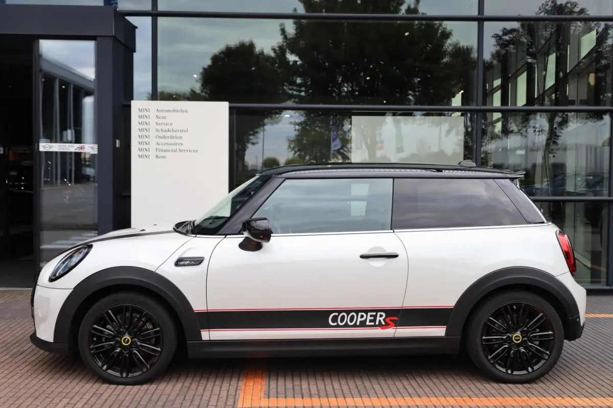 | Leder | Stoelverwarming | Parkeersensoren | Climate Control | Navigatiesysteem