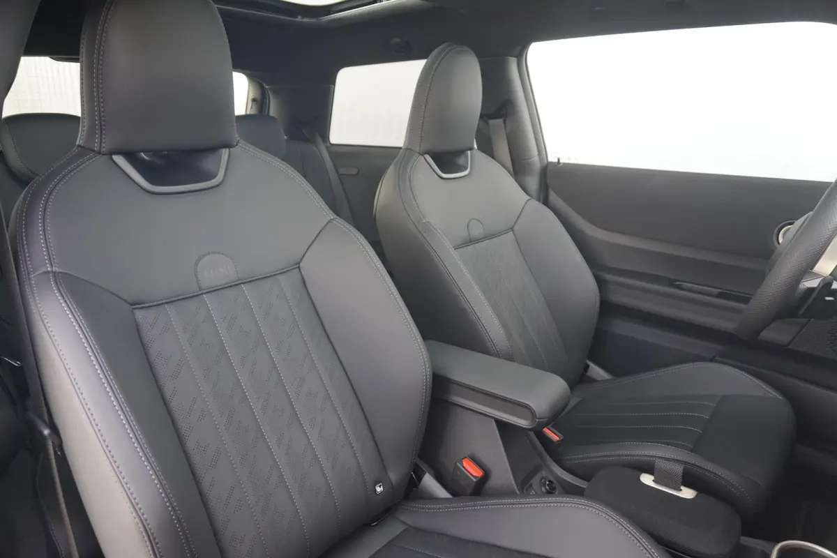 Cooper C John Cooper Works Uitvoering | Pakket L | Harman Kardon | 360-Graden Camera | Stoel & Stuurverwarming