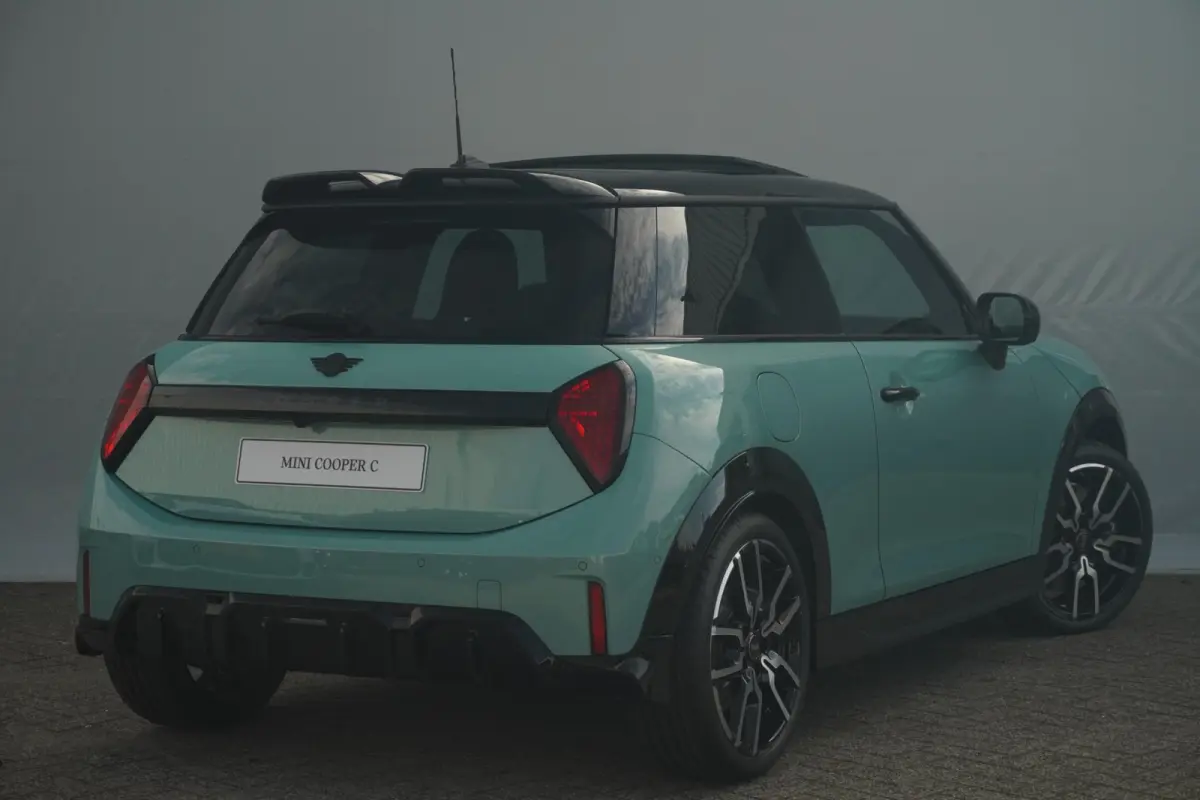Cooper C John Cooper Works Uitvoering | Pakket L | Harman Kardon | 360-Graden Camera | Stoel & Stuurverwarming