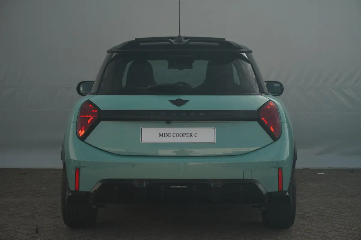 Cooper C John Cooper Works Uitvoering | Pakket L | Harman Kardon | 360-Graden Camera | Stoel & Stuurverwarming