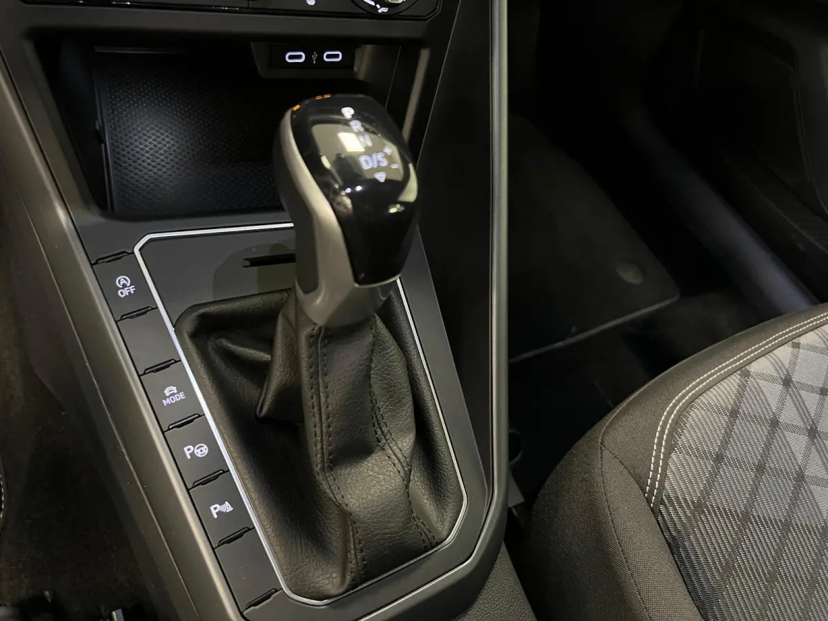 1.0 TSI R-LINE - AUTOMAAT - Business / Stoelverw. / Trekh. /