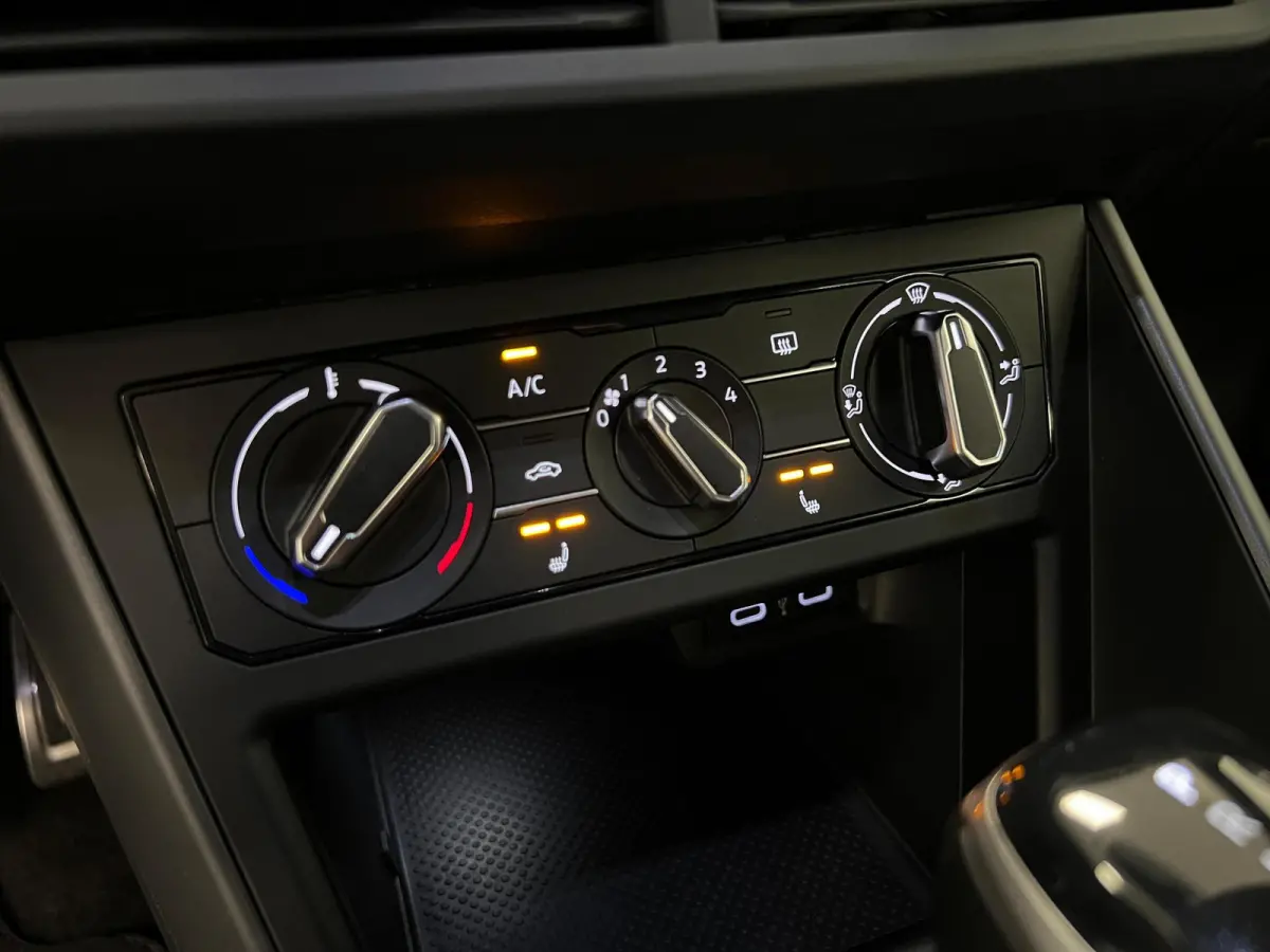 1.0 TSI R-LINE - AUTOMAAT - Business / Stoelverw. / Trekh. /