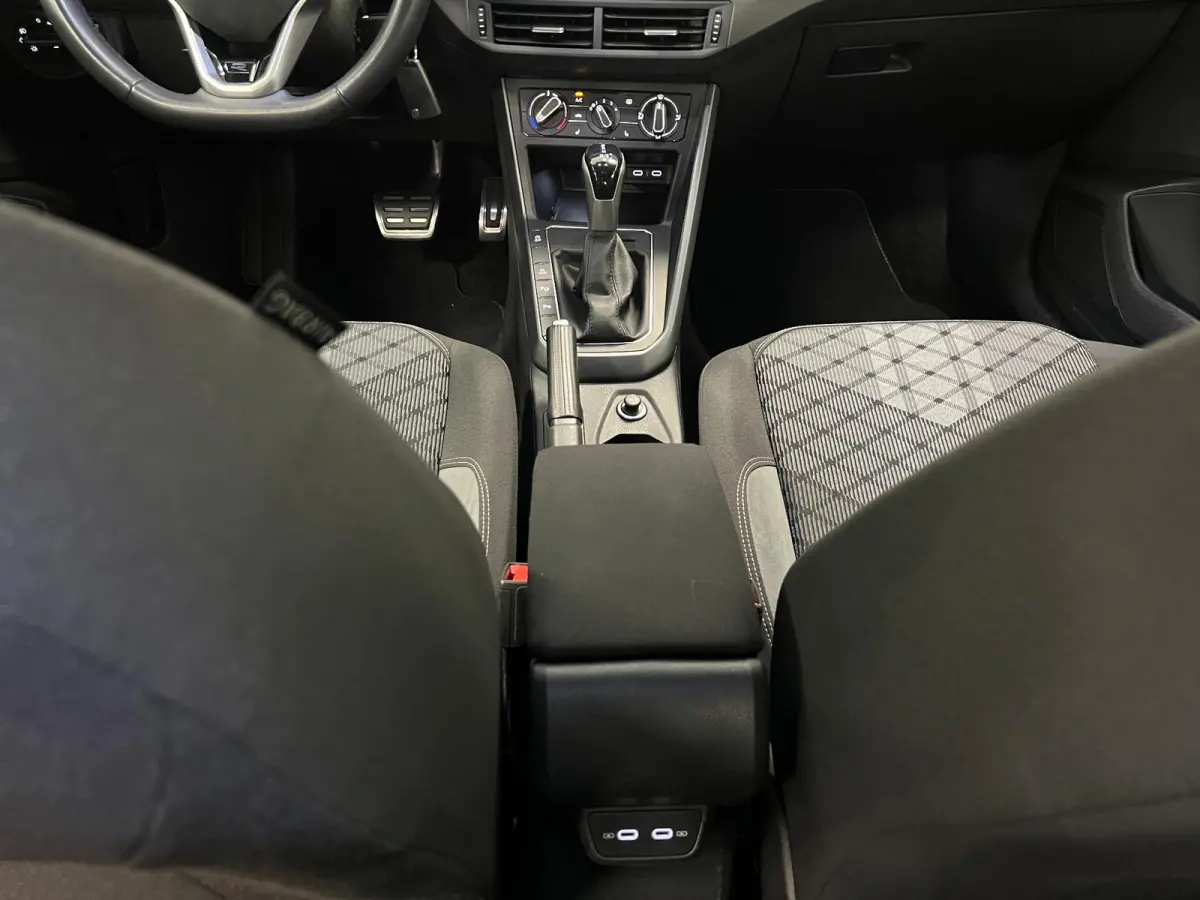 1.0 TSI R-LINE - AUTOMAAT - Business / Stoelverw. / Trekh. /