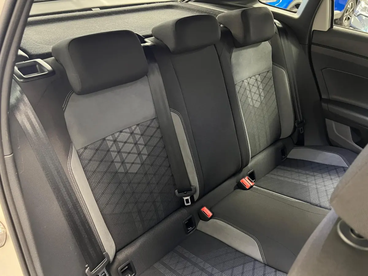 1.0 TSI R-LINE - AUTOMAAT - Business / Stoelverw. / Trekh. /