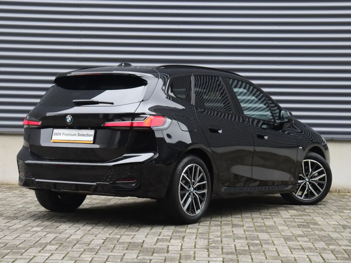 220i | M Sportpakket | Innovation Pack | Panodak | Trekhaak | Head-Up | Driving Assistant Plus | Getint Glas | Parking Assistant Plus | 18'' LMV