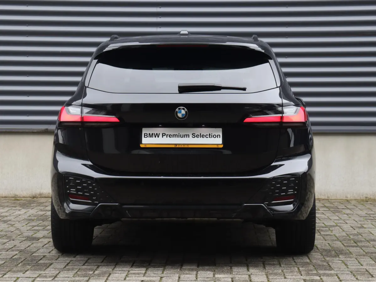 220i | M Sportpakket | Innovation Pack | Panodak | Trekhaak | Head-Up | Driving Assistant Plus | Getint Glas | Parking Assistant Plus | 18'' LMV
