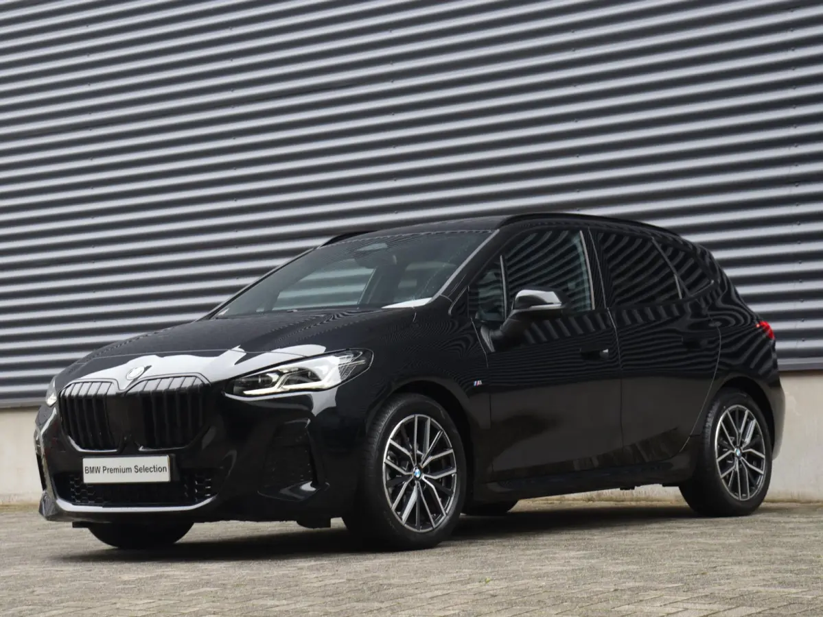 220i | M Sportpakket | Innovation Pack | Panodak | Trekhaak | Head-Up | Driving Assistant Plus | Getint Glas | Parking Assistant Plus | 18'' LMV