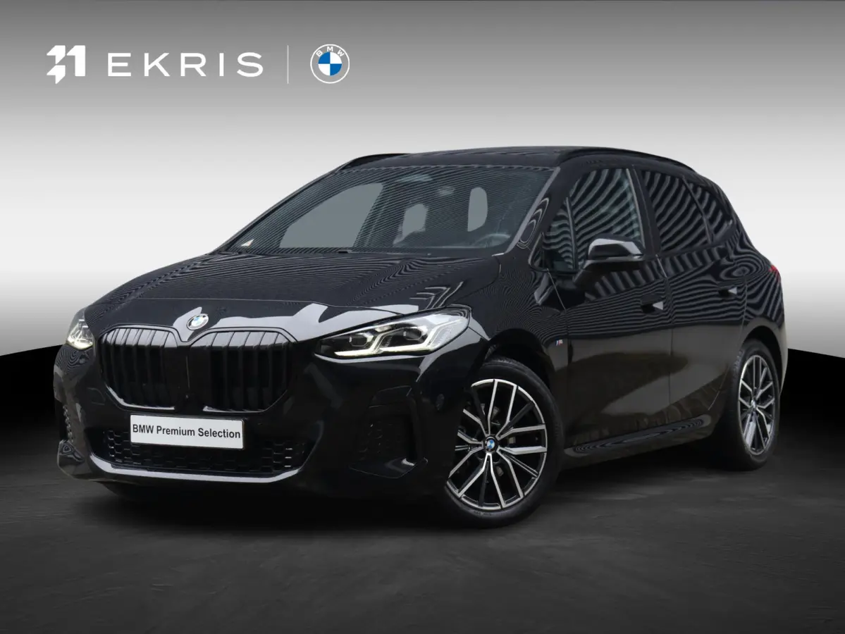 220i | M Sportpakket | Innovation Pack | Panodak | Trekhaak | Head-Up | Driving Assistant Plus | Getint Glas | Parking Assistant Plus | 18'' LMV