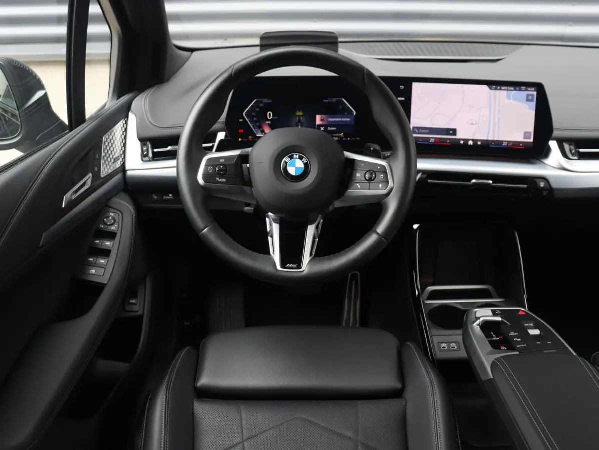 220i | M Sportpakket | Innovation Pack | Panodak | Trekhaak | Head-Up | Driving Assistant Plus | Getint Glas | Parking Assistant Plus | 18'' LMV