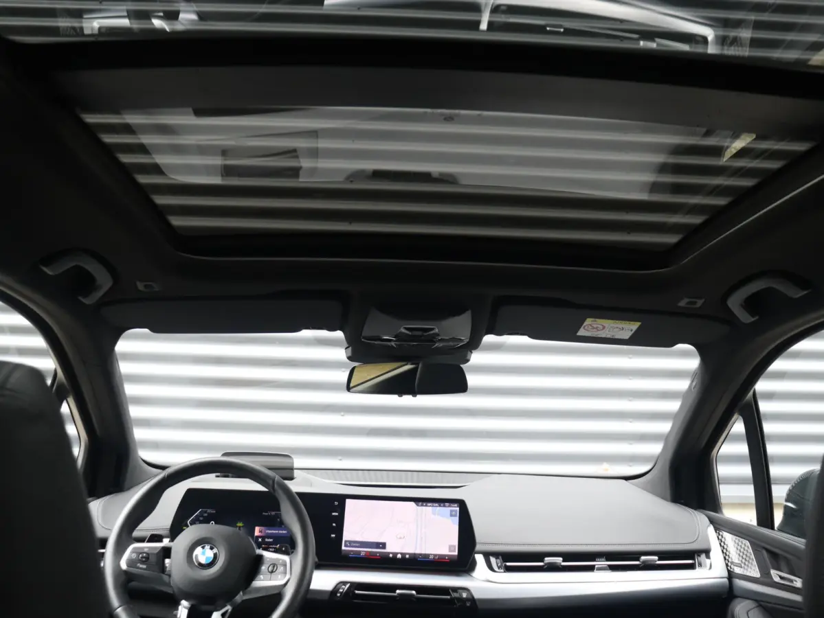 220i | M Sportpakket | Innovation Pack | Panodak | Trekhaak | Head-Up | Driving Assistant Plus | Getint Glas | Parking Assistant Plus | 18'' LMV