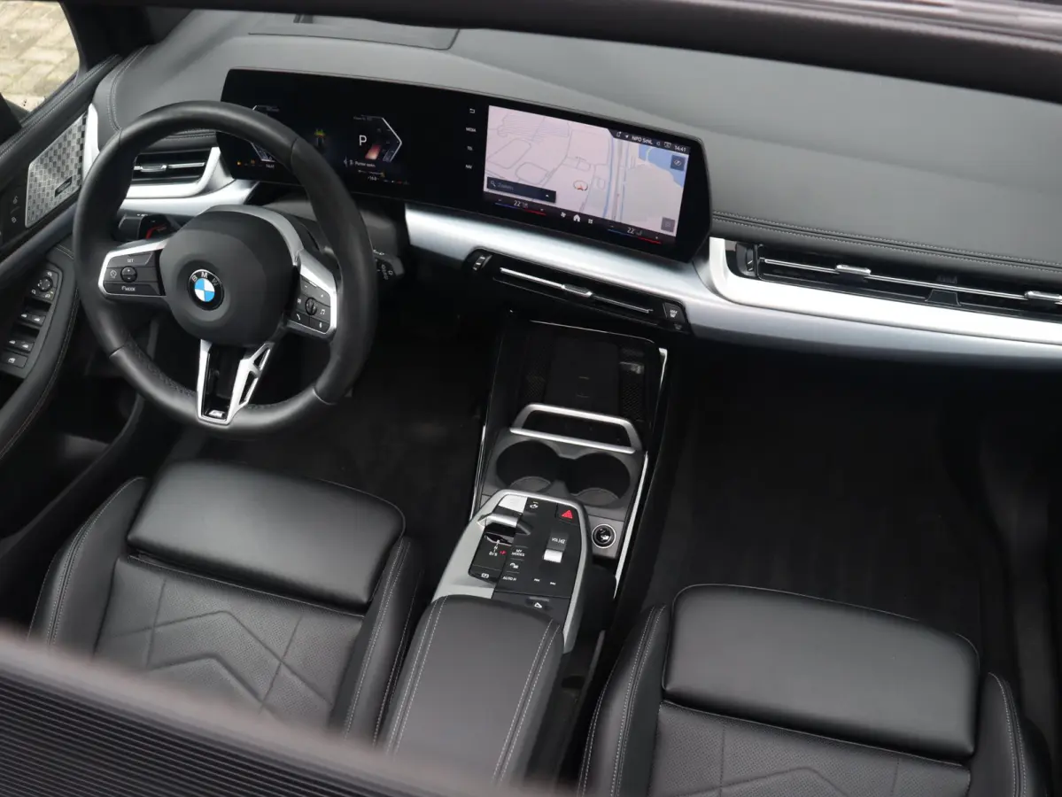 220i | M Sportpakket | Innovation Pack | Panodak | Trekhaak | Head-Up | Driving Assistant Plus | Getint Glas | Parking Assistant Plus | 18'' LMV