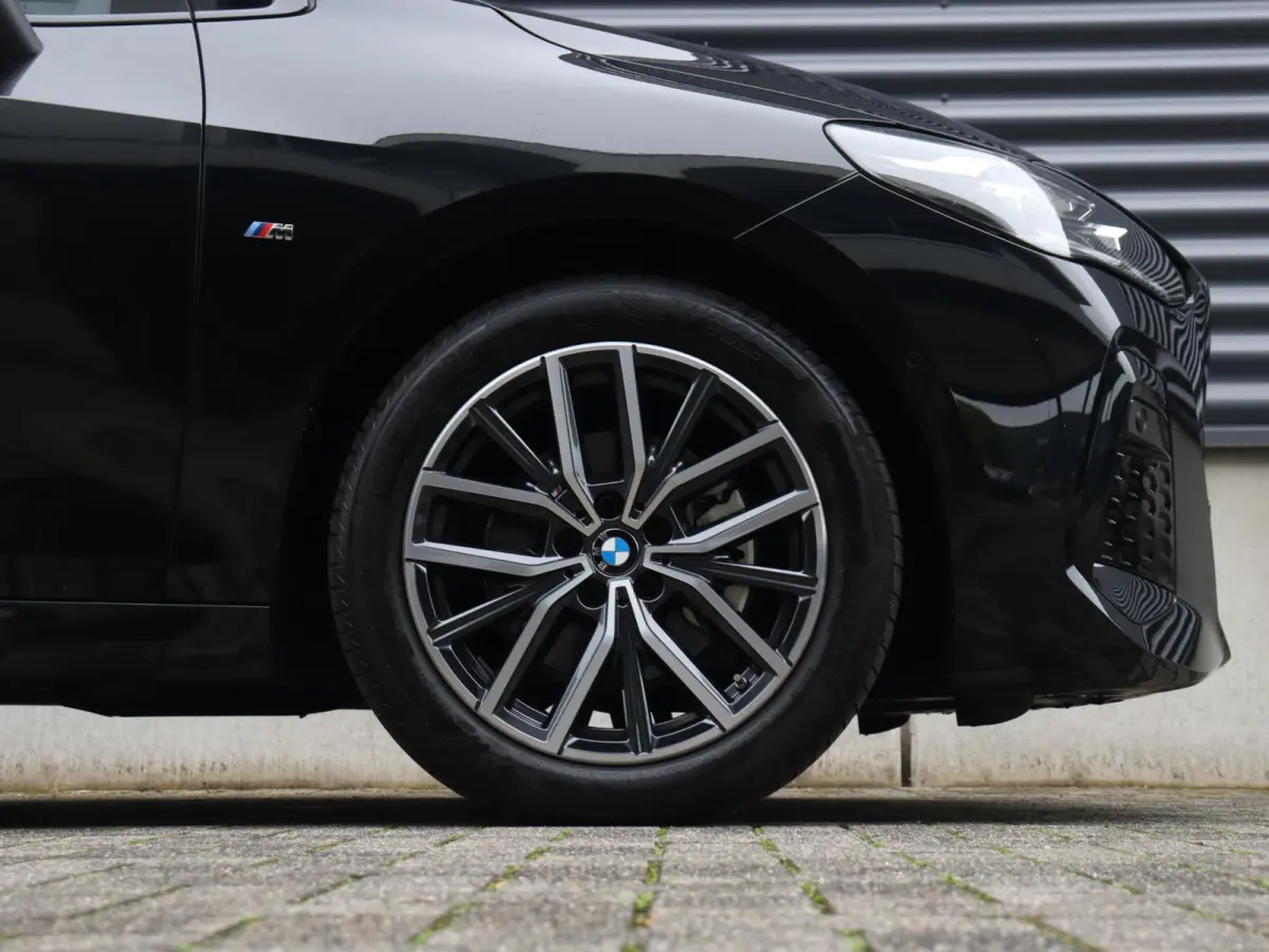 220i | M Sportpakket | Innovation Pack | Panodak | Trekhaak | Head-Up | Driving Assistant Plus | Getint Glas | Parking Assistant Plus | 18'' LMV