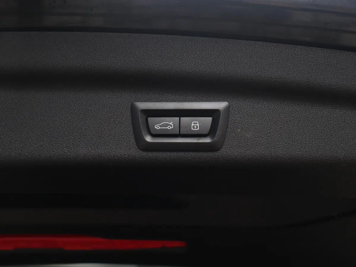 220i | M Sportpakket | Innovation Pack | Panodak | Trekhaak | Head-Up | Driving Assistant Plus | Getint Glas | Parking Assistant Plus | 18'' LMV