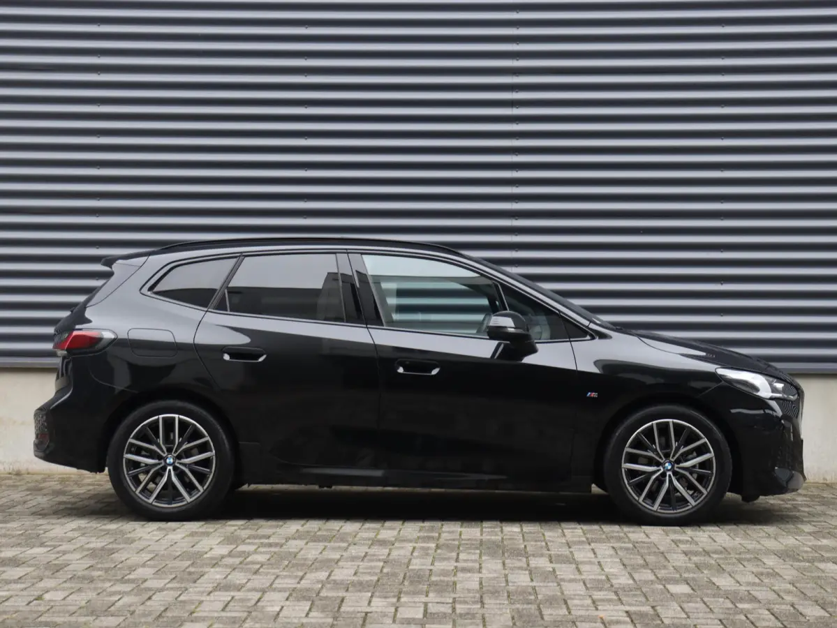 220i | M Sportpakket | Innovation Pack | Panodak | Trekhaak | Head-Up | Driving Assistant Plus | Getint Glas | Parking Assistant Plus | 18'' LMV