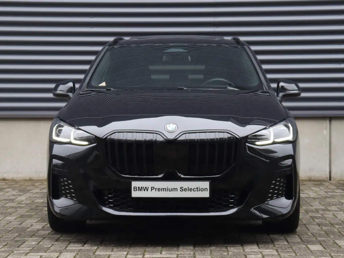 220i | M Sportpakket | Innovation Pack | Panodak | Trekhaak | Head-Up | Driving Assistant Plus | Getint Glas | Parking Assistant Plus | 18'' LMV
