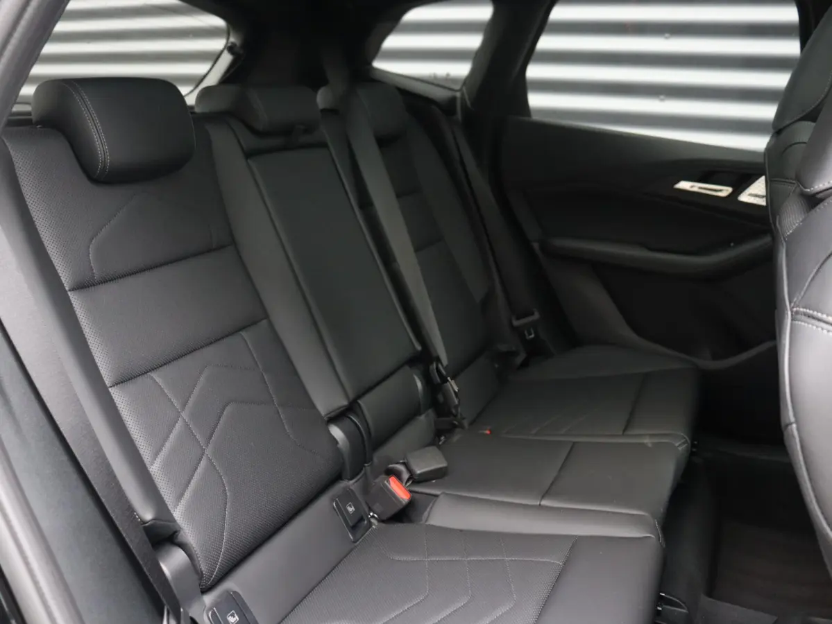 220i | M Sportpakket | Innovation Pack | Panodak | Trekhaak | Head-Up | Driving Assistant Plus | Getint Glas | Parking Assistant Plus | 18'' LMV