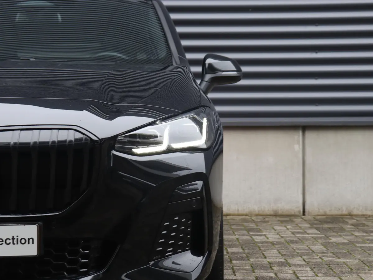 220i | M Sportpakket | Innovation Pack | Panodak | Trekhaak | Head-Up | Driving Assistant Plus | Getint Glas | Parking Assistant Plus | 18'' LMV