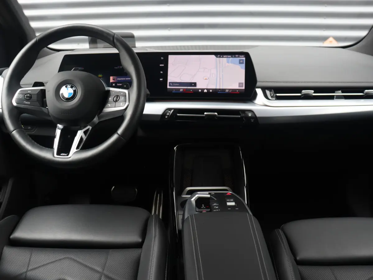 220i | M Sportpakket | Innovation Pack | Panodak | Trekhaak | Head-Up | Driving Assistant Plus | Getint Glas | Parking Assistant Plus | 18'' LMV