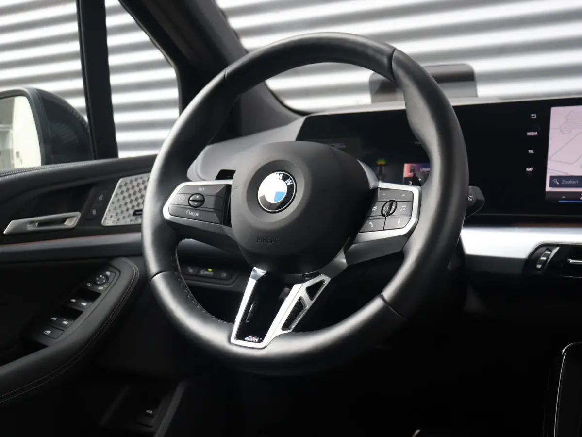 220i | M Sportpakket | Innovation Pack | Panodak | Trekhaak | Head-Up | Driving Assistant Plus | Getint Glas | Parking Assistant Plus | 18'' LMV