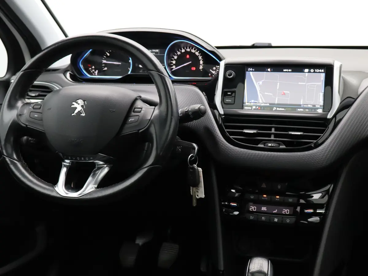 1.2 PureTech Allure Panormadak | Parkeersenoren | Camera | Navigatie | Climat Control | Cruise Control | 17" Lichtmetalen Velgen