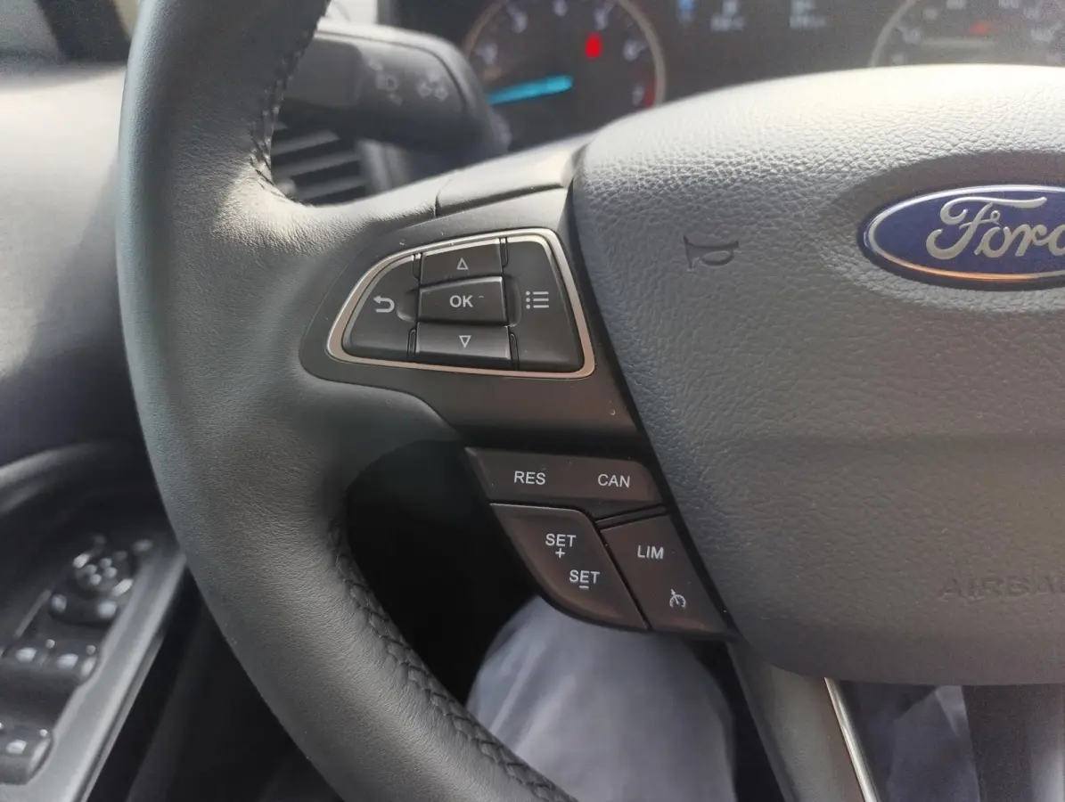 1.0 EcoBoost Titanium | Stoel/stuur voorruitverwarming | Camera | Dodehoekdetectie | B&O Audio | PDC V+A | Navigatie | Metallic lak