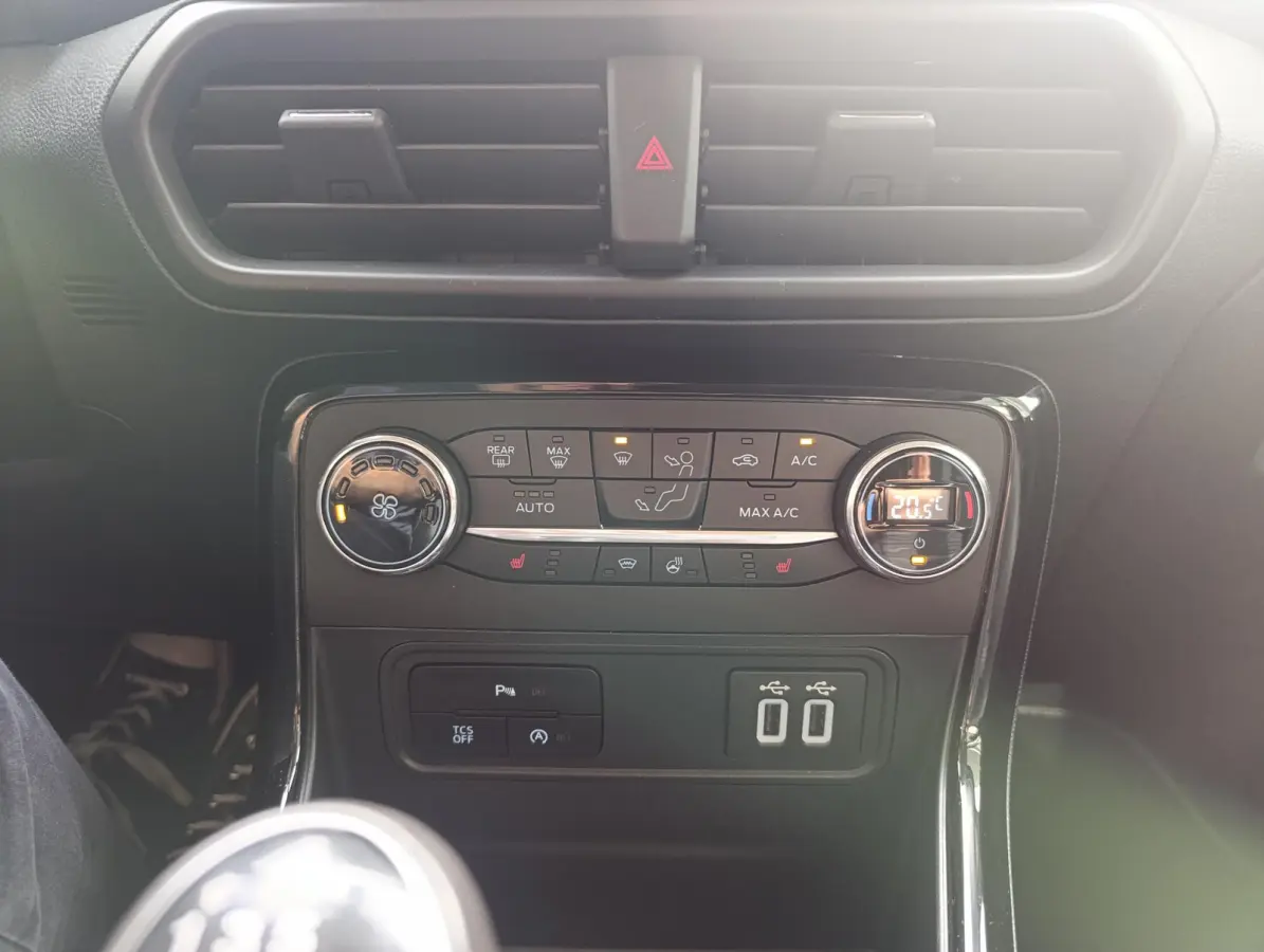 1.0 EcoBoost Titanium | Stoel/stuur voorruitverwarming | Camera | Dodehoekdetectie | B&O Audio | PDC V+A | Navigatie | Metallic lak