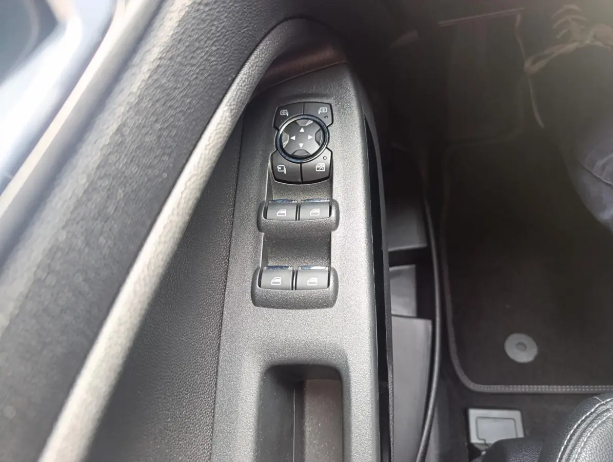 1.0 EcoBoost Titanium | Stoel/stuur voorruitverwarming | Camera | Dodehoekdetectie | B&O Audio | PDC V+A | Navigatie | Metallic lak