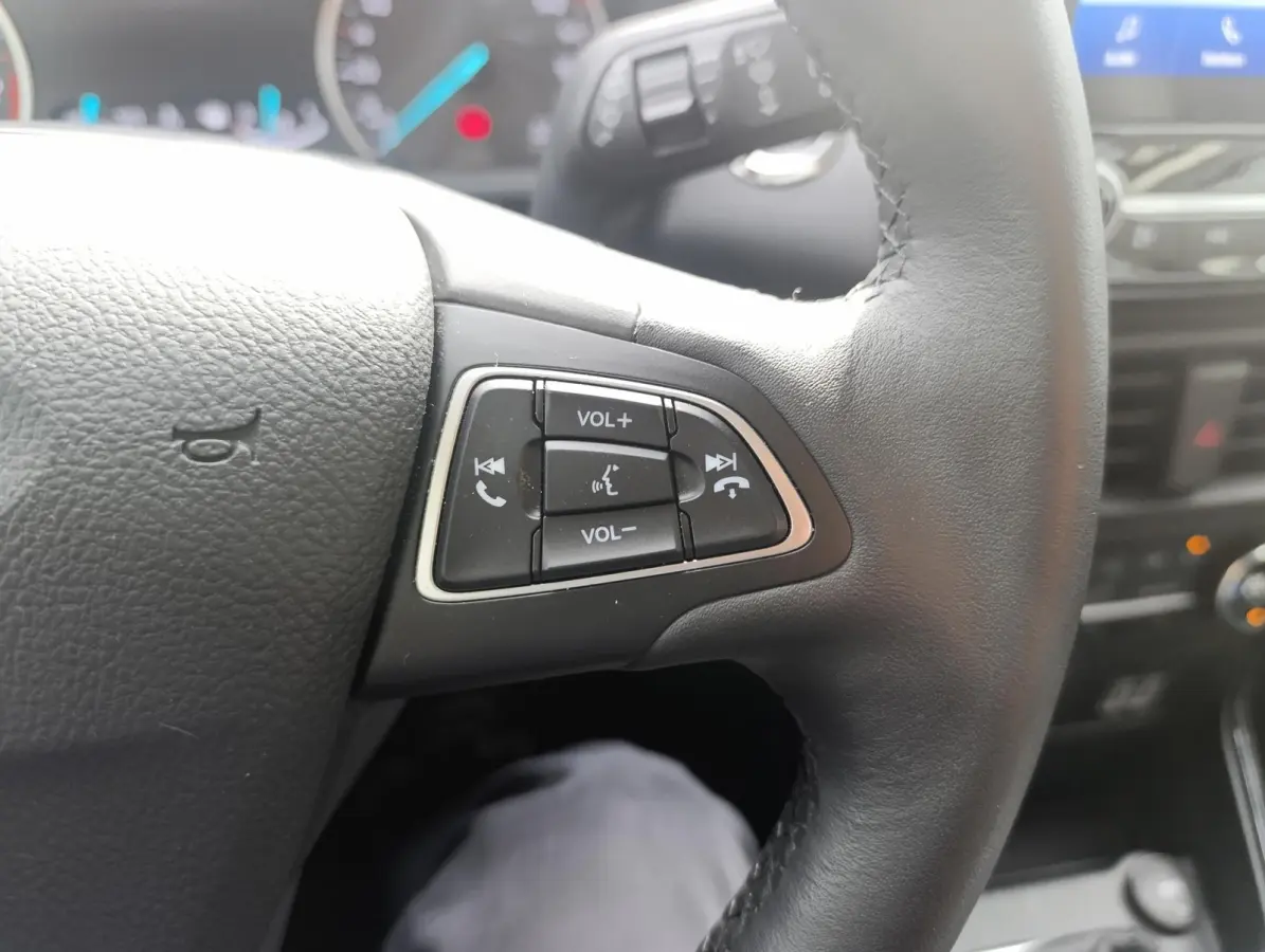 1.0 EcoBoost Titanium | Stoel/stuur voorruitverwarming | Camera | Dodehoekdetectie | B&O Audio | PDC V+A | Navigatie | Metallic lak