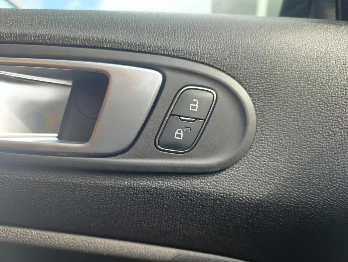 1.0 EcoBoost Titanium | Stoel/stuur voorruitverwarming | Camera | Dodehoekdetectie | B&O Audio | PDC V+A | Navigatie | Metallic lak