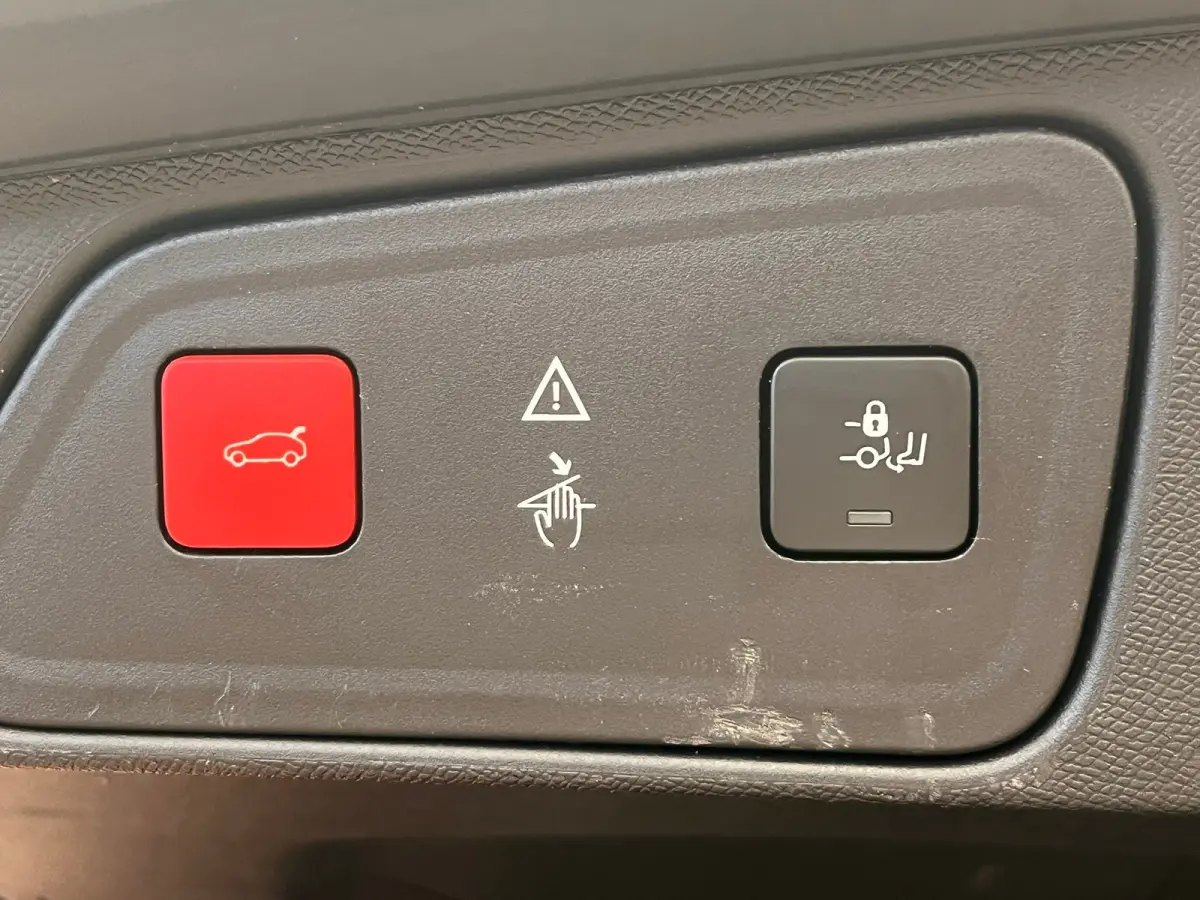 1.2 PureTech GT Line Trekhaak | Camera | LED | Parkeersensoren Rondom | Carplay | Cruise | Climate | Digitaal Dashboard | Achteruitrijcamera | Afwijkende dakkleur | Apple Carplay/Android Aut