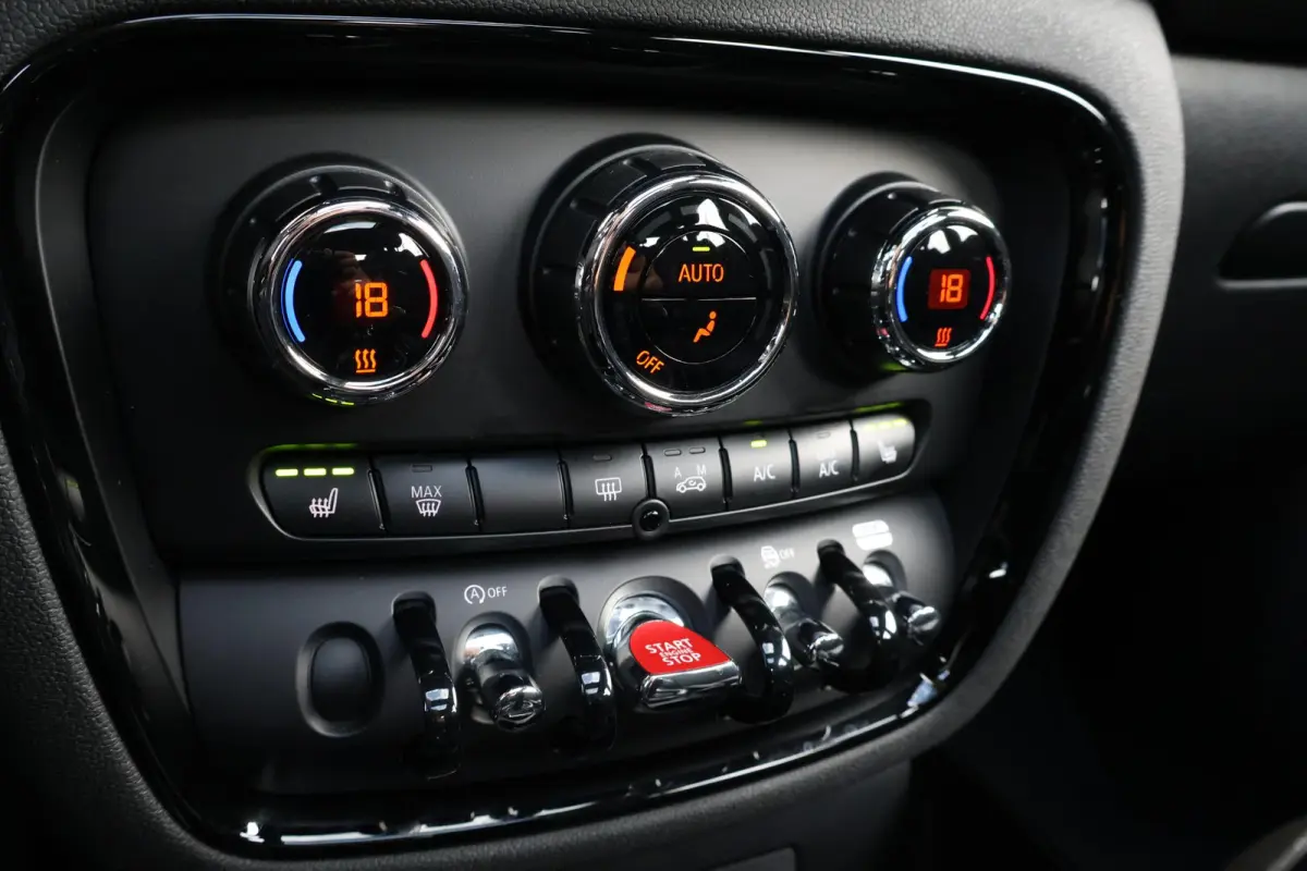 1.5 Cooper Business Edition | Pano-dak | Stoelverwarming | Stuurverwarming | Comfort access | Achteruitrijcamera