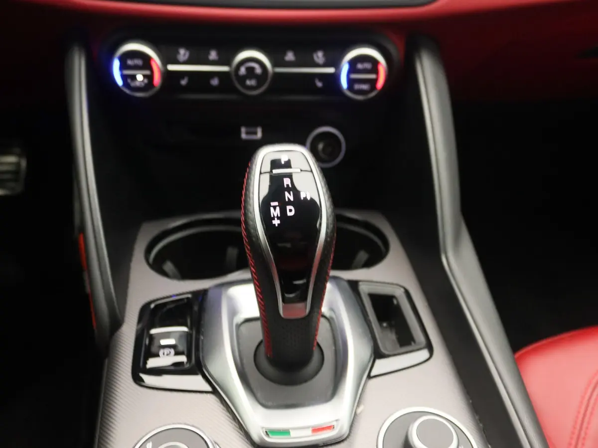 2.0T Sprint | Apple Carplay/Android Auto | Lederen Bekleding | Camera | Lichtmetalen Velgen |