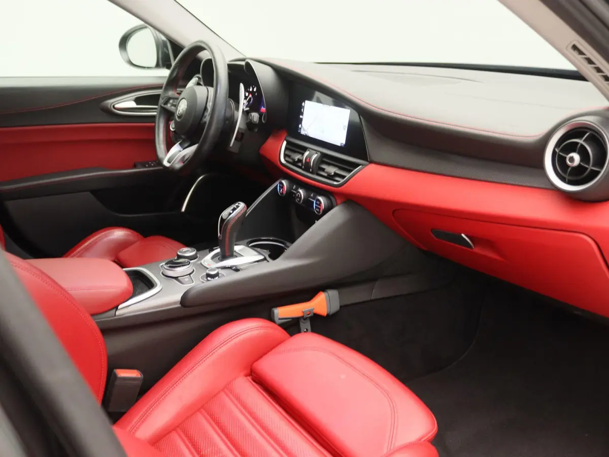 2.0T Sprint | Apple Carplay/Android Auto | Lederen Bekleding | Camera | Lichtmetalen Velgen |