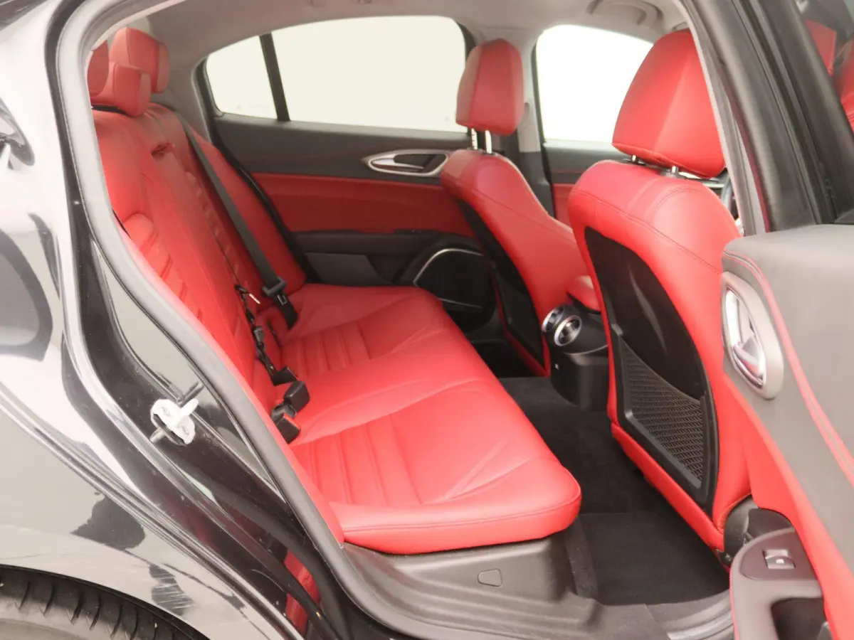 2.0T Sprint | Apple Carplay/Android Auto | Lederen Bekleding | Camera | Lichtmetalen Velgen |