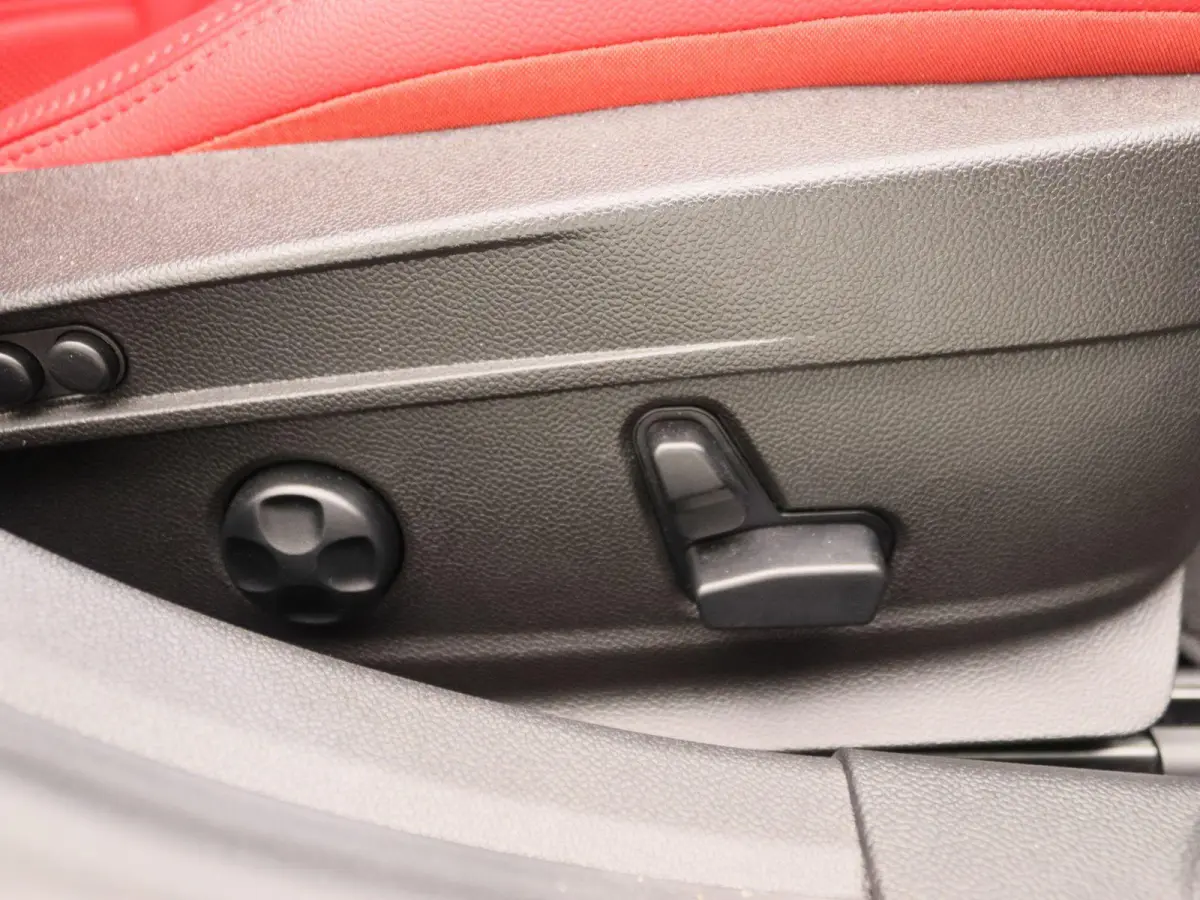 2.0T Sprint | Apple Carplay/Android Auto | Lederen Bekleding | Camera | Lichtmetalen Velgen |