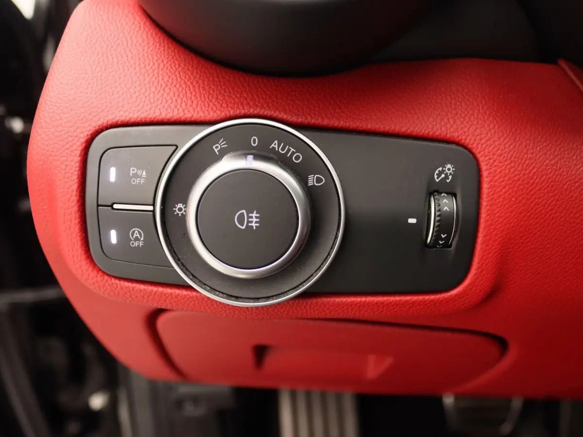 2.0T Sprint | Apple Carplay/Android Auto | Lederen Bekleding | Camera | Lichtmetalen Velgen |