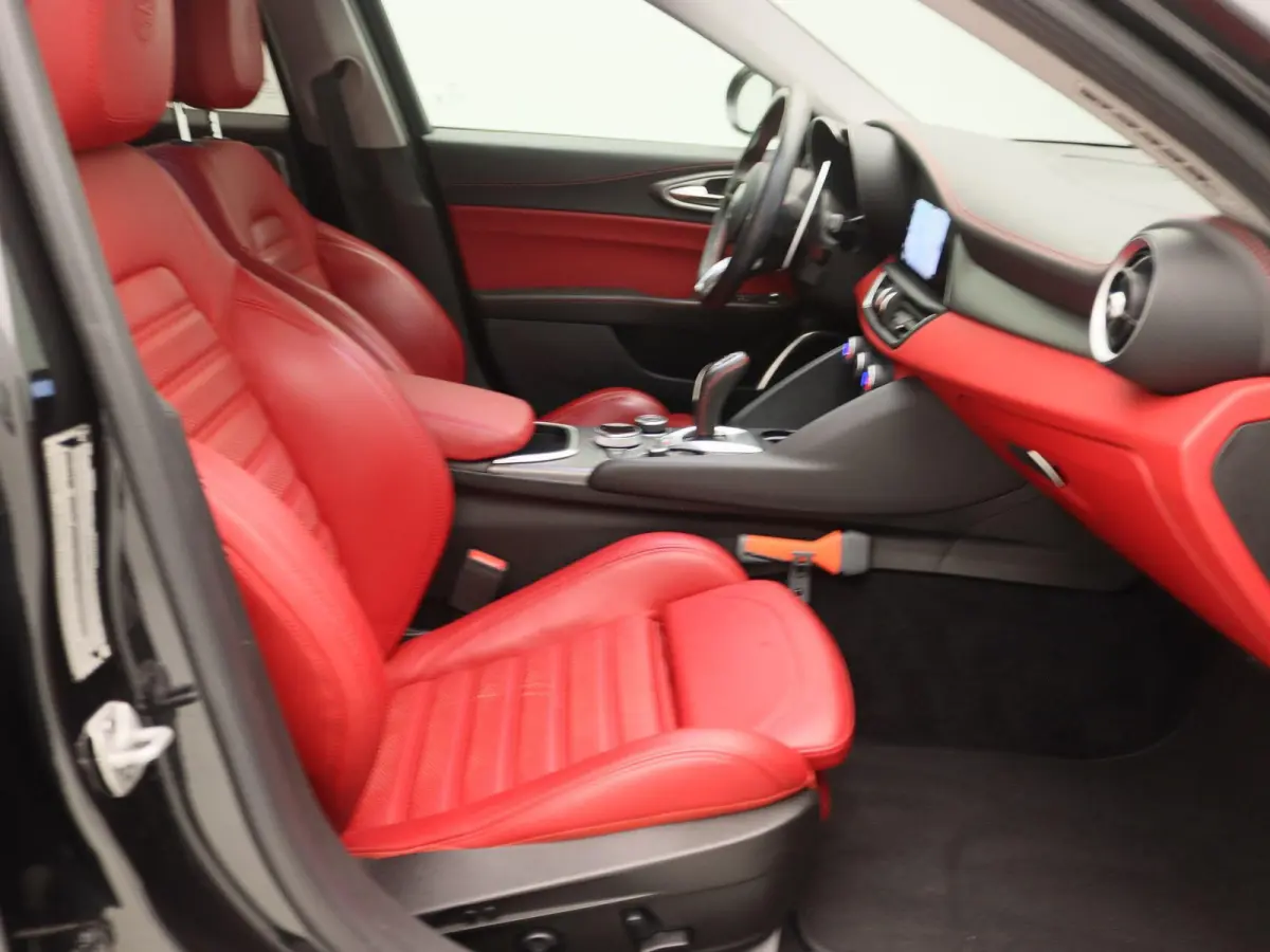 2.0T Sprint | Apple Carplay/Android Auto | Lederen Bekleding | Camera | Lichtmetalen Velgen |