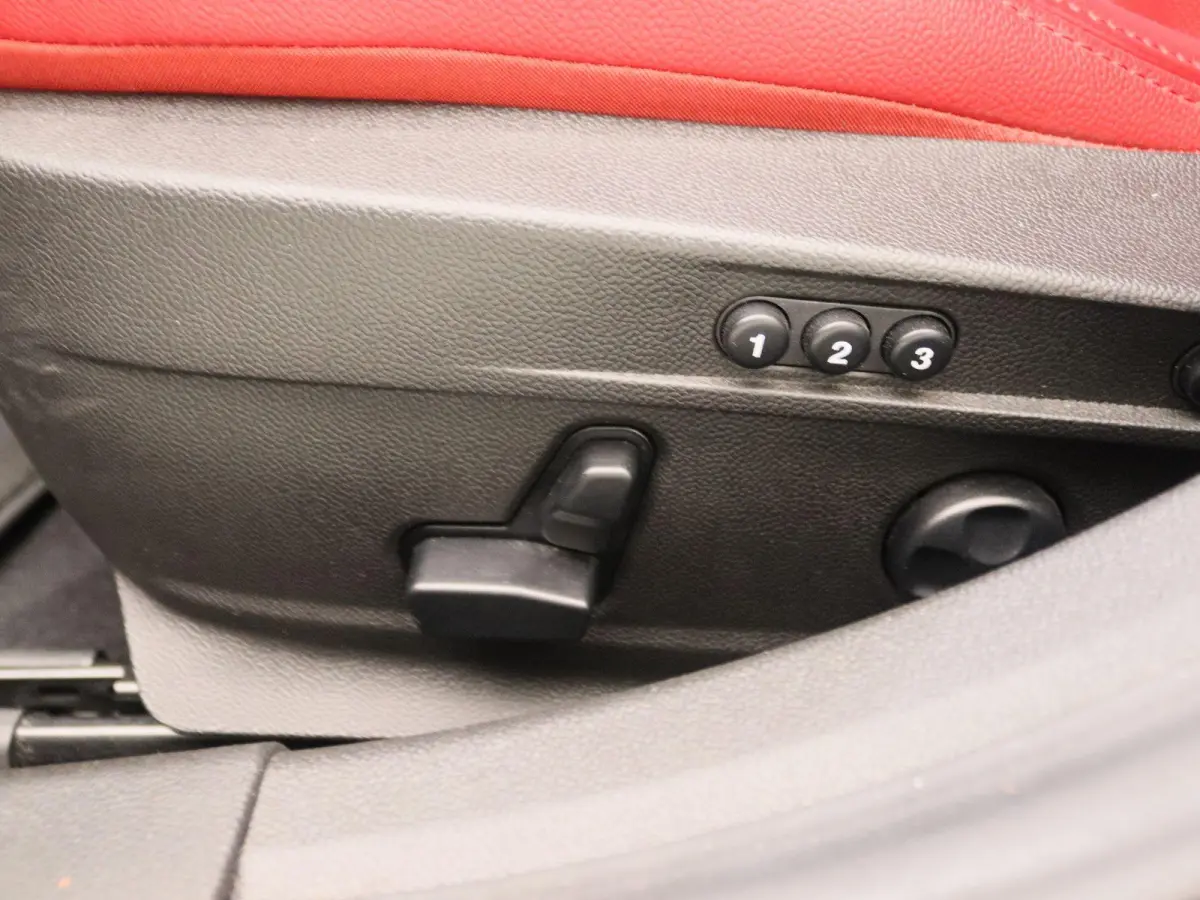 2.0T Sprint | Apple Carplay/Android Auto | Lederen Bekleding | Camera | Lichtmetalen Velgen |