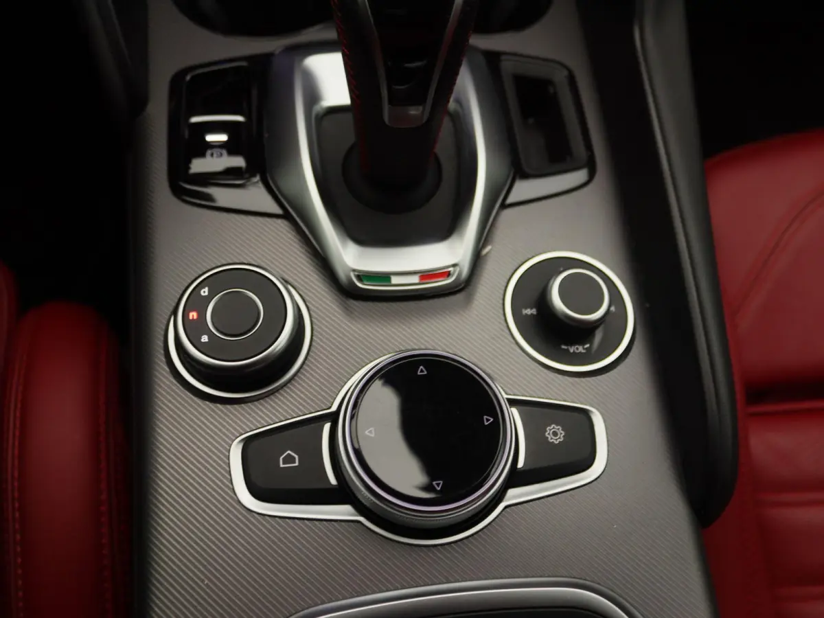 2.0T Sprint | Apple Carplay/Android Auto | Lederen Bekleding | Camera | Lichtmetalen Velgen |