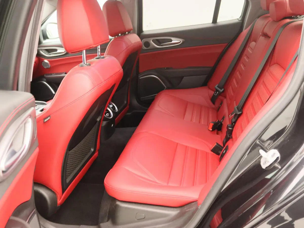 2.0T Sprint | Apple Carplay/Android Auto | Lederen Bekleding | Camera | Lichtmetalen Velgen |