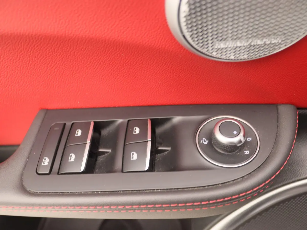 2.0T Sprint | Apple Carplay/Android Auto | Lederen Bekleding | Camera | Lichtmetalen Velgen |