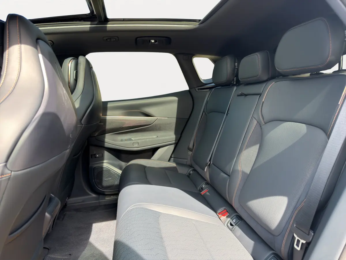 1.5 More | Zwarte velgen | Stoelmassage+ventilatie | 360 Camera | Panoramadak | Apple Carplay/Android Auto |
