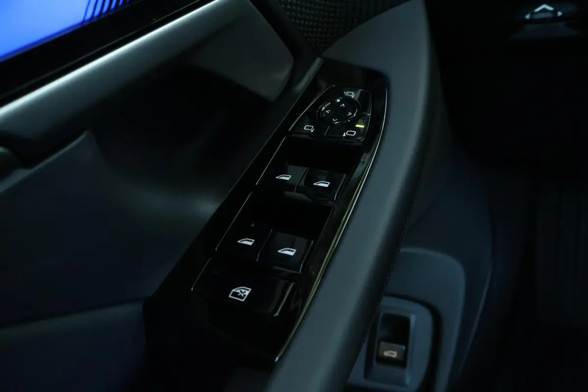 530e | Sport Pakket Pro | Adaptief Onderstel Professional | Panorama Dak | Driving Assistant Professional | Parking Assistant Plus | Bowers & Wilkins | Stuur & Stoel Verwarming |