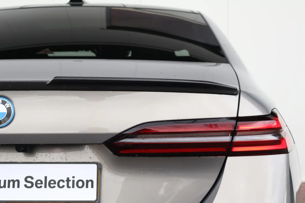 530e | Sport Pakket Pro | Adaptief Onderstel Professional | Panorama Dak | Driving Assistant Professional | Parking Assistant Plus | Bowers & Wilkins | Stuur & Stoel Verwarming |