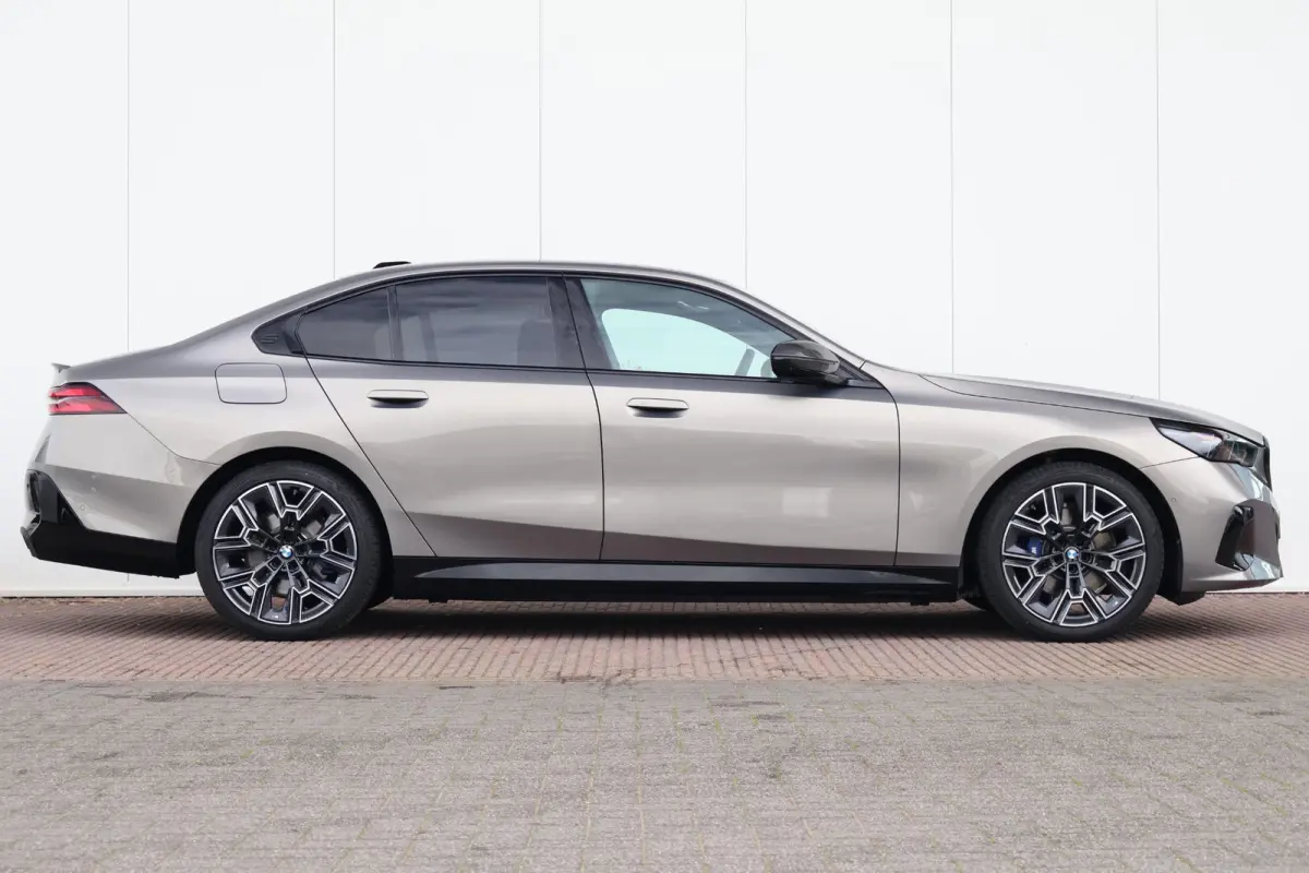 530e | Sport Pakket Pro | Adaptief Onderstel Professional | Panorama Dak | Driving Assistant Professional | Parking Assistant Plus | Bowers & Wilkins | Stuur & Stoel Verwarming |