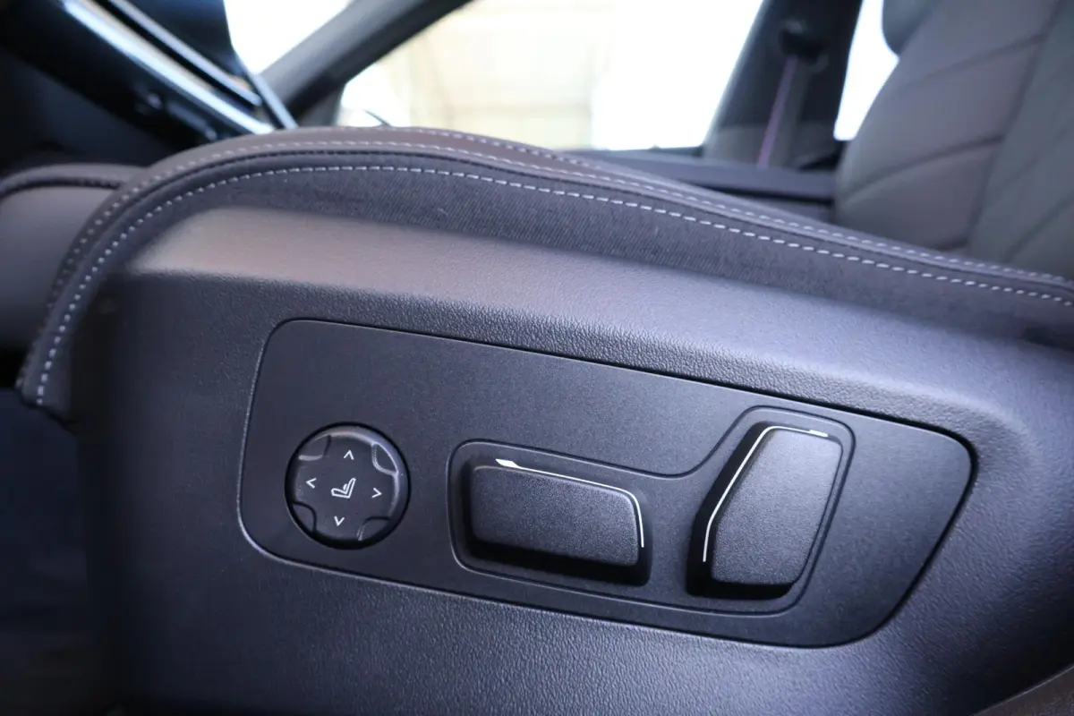530e | Sport Pakket Pro | Adaptief Onderstel Professional | Panorama Dak | Driving Assistant Professional | Parking Assistant Plus | Bowers & Wilkins | Stuur & Stoel Verwarming |