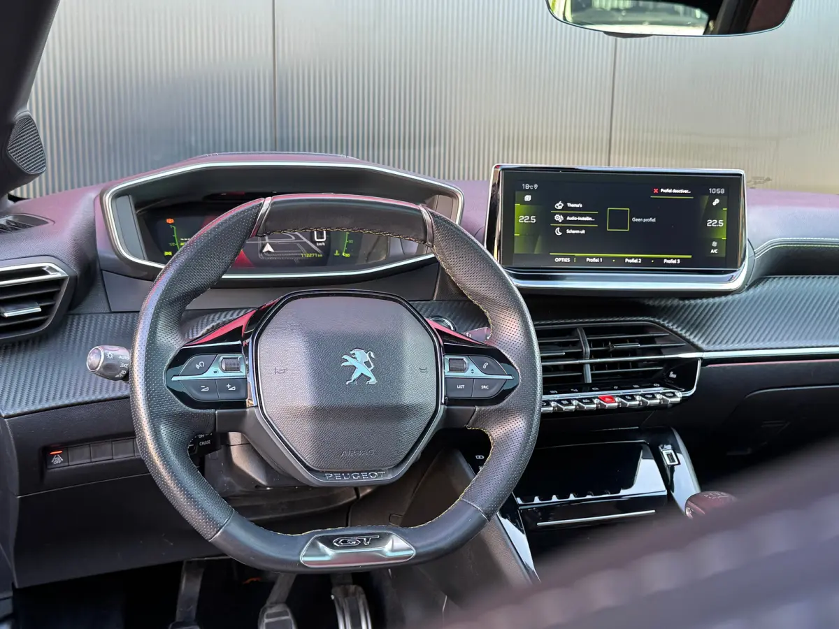 1.2 PureTech GT Pack | Apple Carplay & Android Auto | Panorama-dak | Keyless Entry | Adaptieve Cruise | Luxe bekleding | Camera | Achteruitrijcamera | Airco (automatisch) | Apple Carplay/And