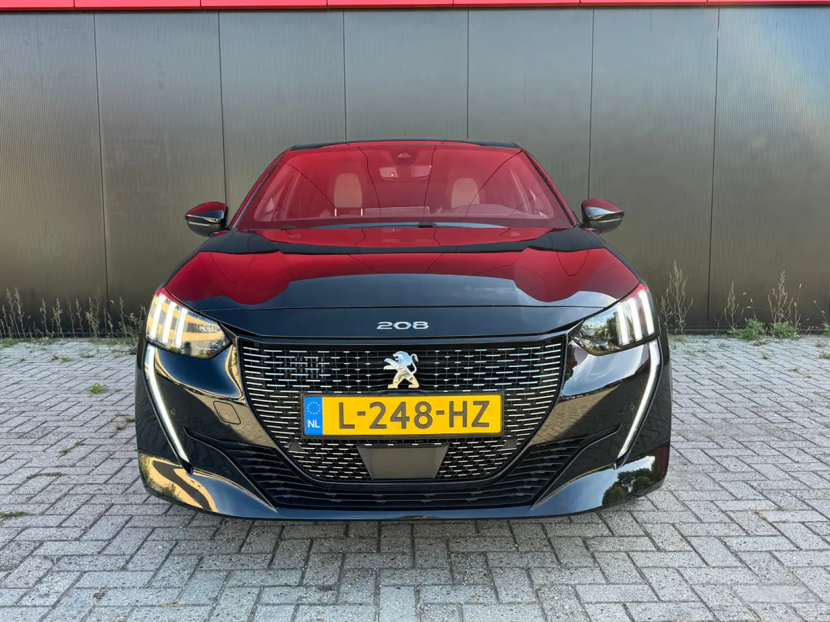1.2 PureTech GT Pack | Apple Carplay & Android Auto | Panorama-dak | Keyless Entry | Adaptieve Cruise | Luxe bekleding | Camera | Achteruitrijcamera | Airco (automatisch) | Apple Carplay/And